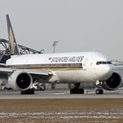 Triple 7 der Singapore Airlines rollt zum Start