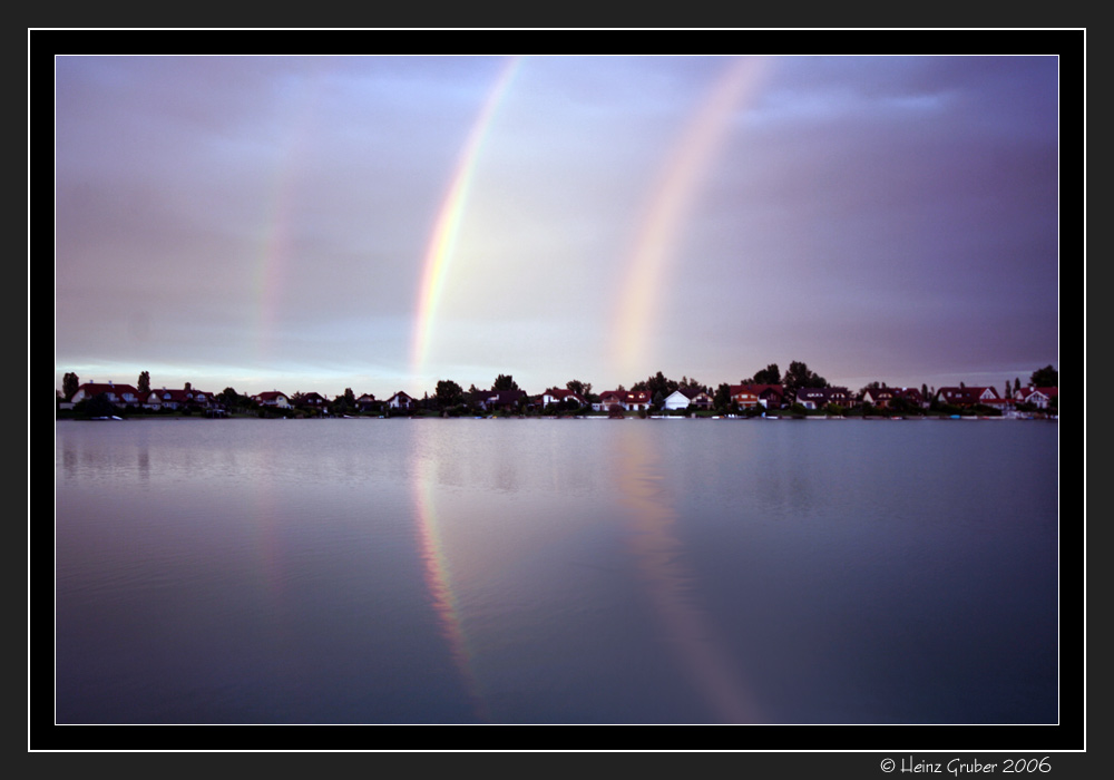 Triple Regenbogen oder seltsame Spiegelung am Himmel.