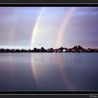 Triple Regenbogen oder seltsame Spiegelung am Himmel.