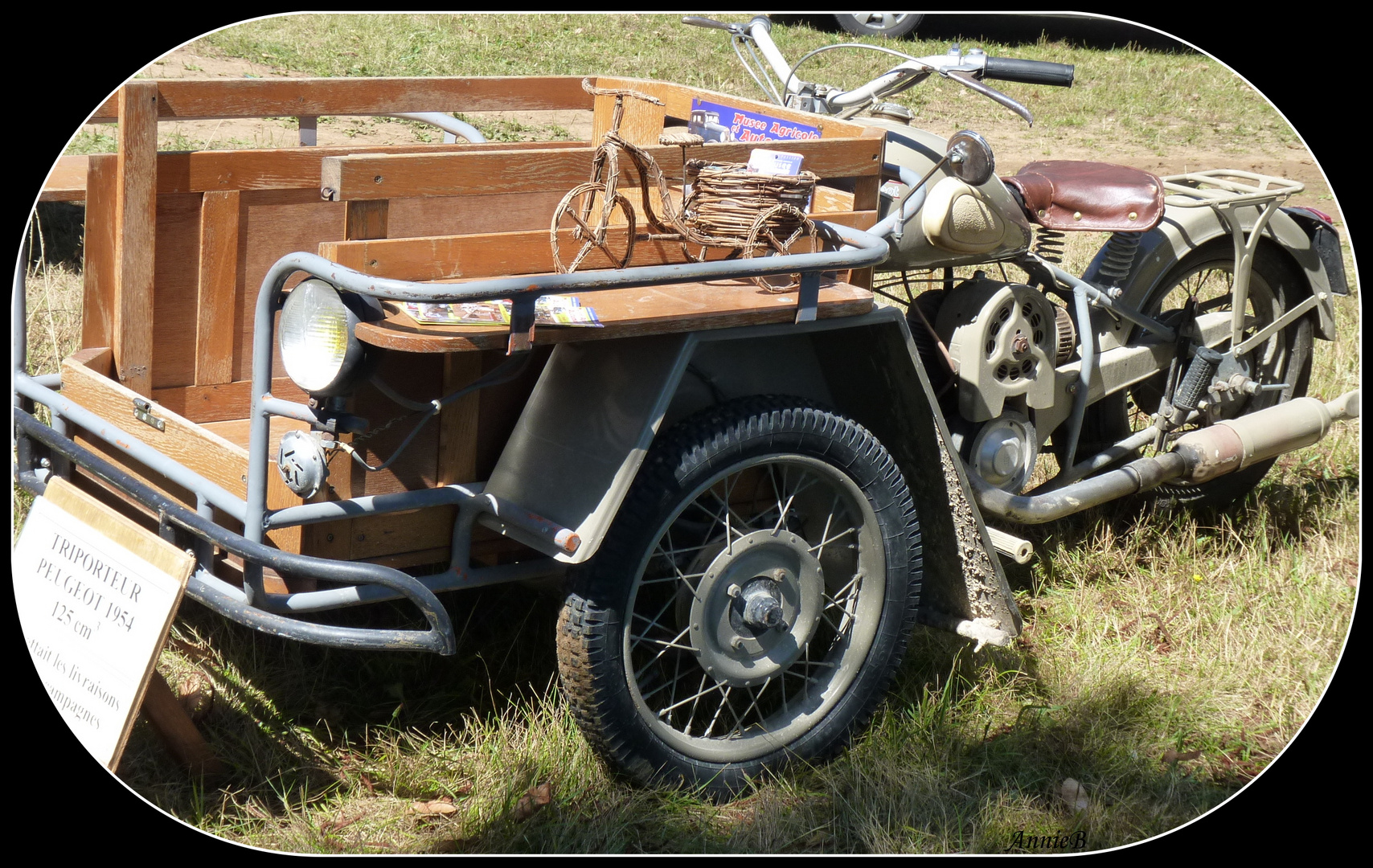 Triporteur Peugeot de 1954 à la Foire de Caminel