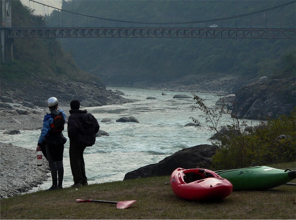 Trisuli River Nepal Inspektion einer Stromschnelle unter der Brücke von Mugling