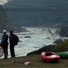 Trisuli River Nepal Inspektion einer Stromschnelle unter der Brücke von Mugling