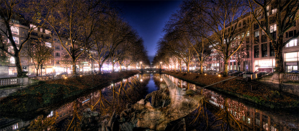 Tritonenbrunnen (Neptunbrunnen) mit Blick in den Kö-Graben in Düsseldorf