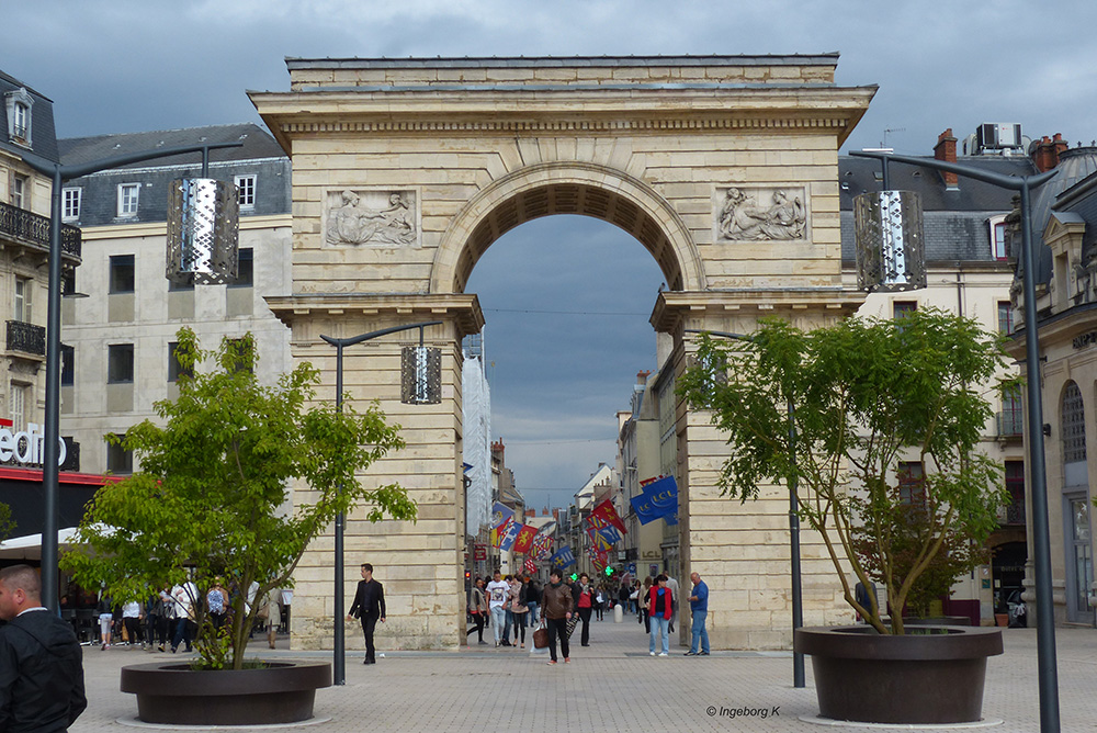 Triumpfbogen als Eingang zur Rue de la Liberté