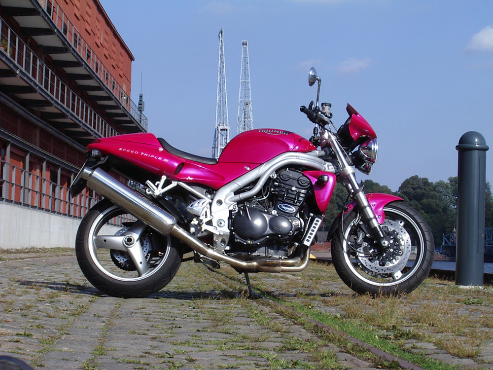 Triumph Speed Triple am Lübecker Hafen im Jahre 2007