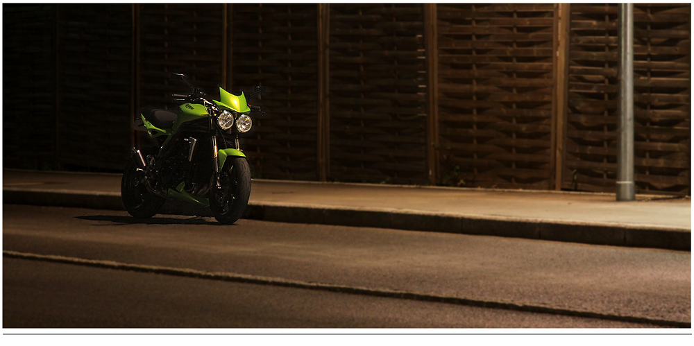 .... Triumph Speed Triple unter der Laterne ....