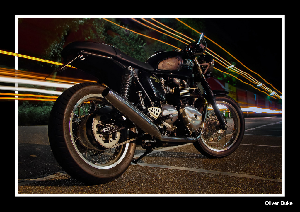 Triumph thruxton bei nacht