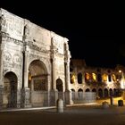 Triumphbogen mit Colosseum bei Nacht