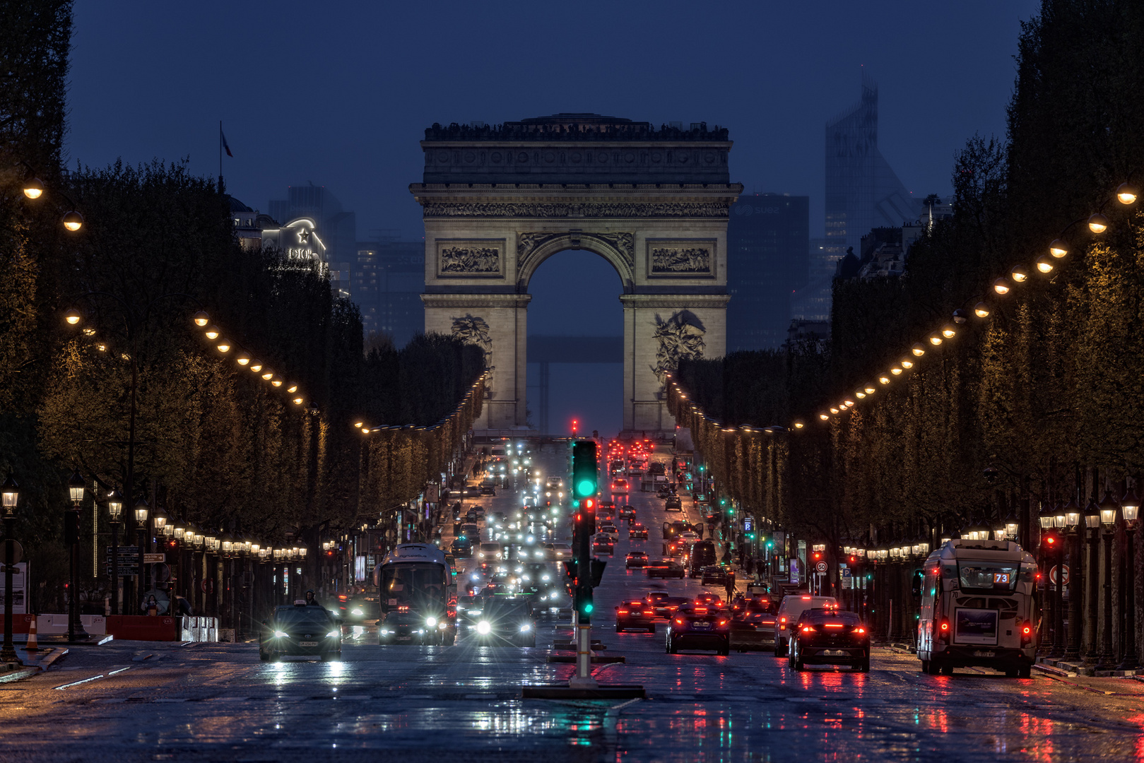 Triumphbogen über die Champs Elysee gesehen 