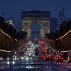 Triumphbogen über die Champs Elysee gesehen 