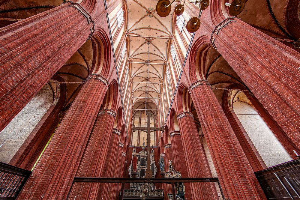 Triumphkreuz im hohen Kirchenschiff