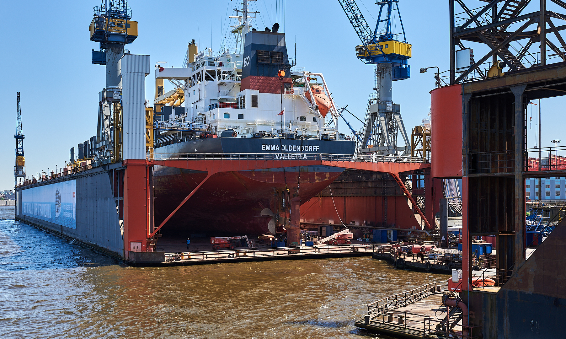 Trocken gelegt...EMMA OLDENDORFF mit Ruderschaden (Risse im Ruderhorn) zur Reparatur im Dock 10...