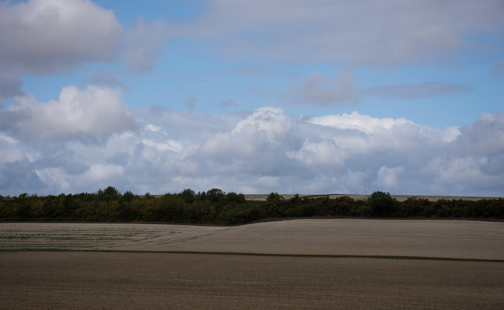 Trockene Felder, Wolken und ein paar Schauer