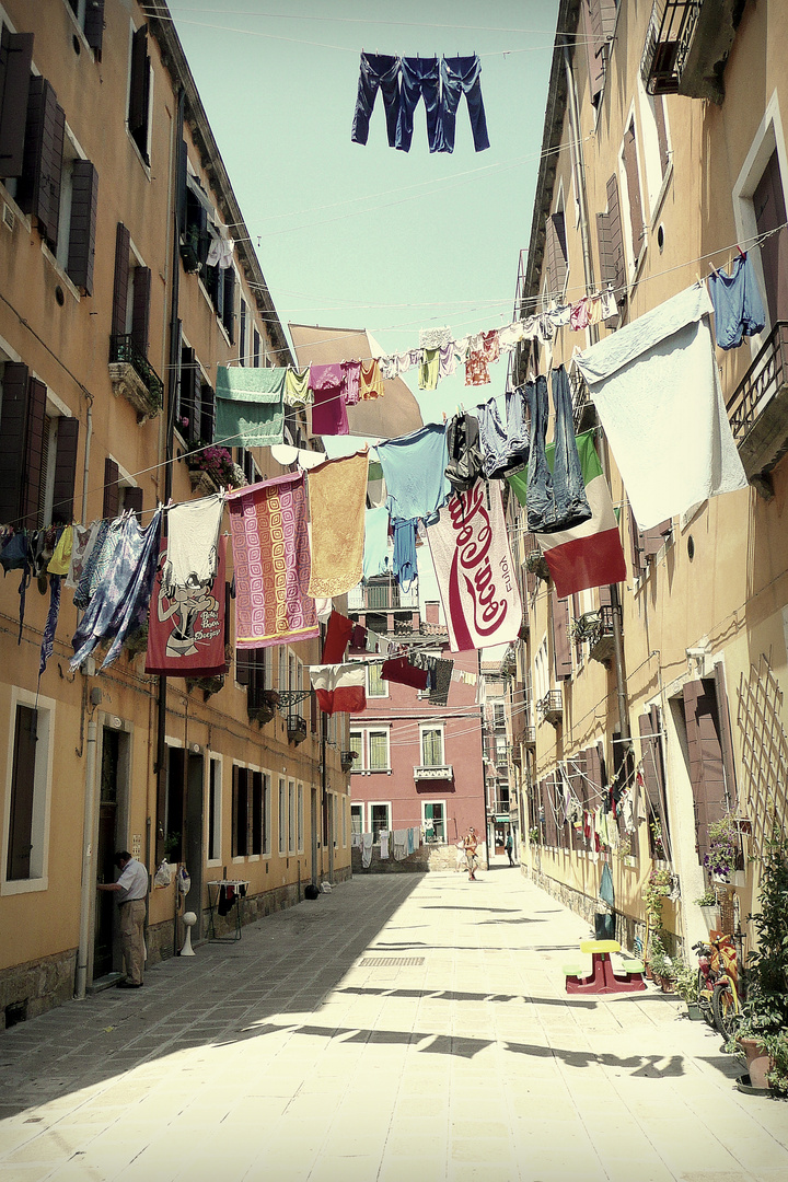 Trockengelegte Seitengasse in Venedig