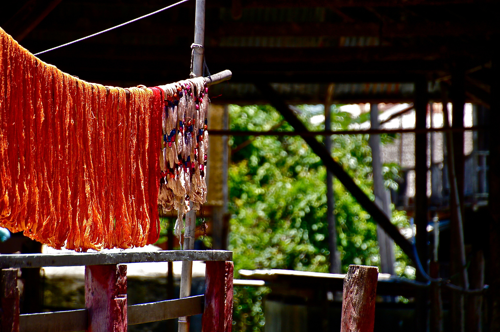 trocknende seide, inle see, burma 2011