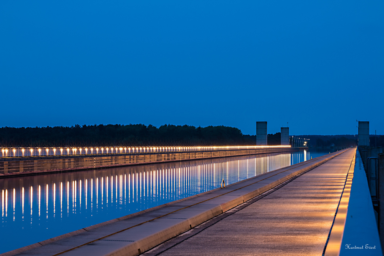 Trogbrücke über die Elbe am Wasserstraßenkreuz