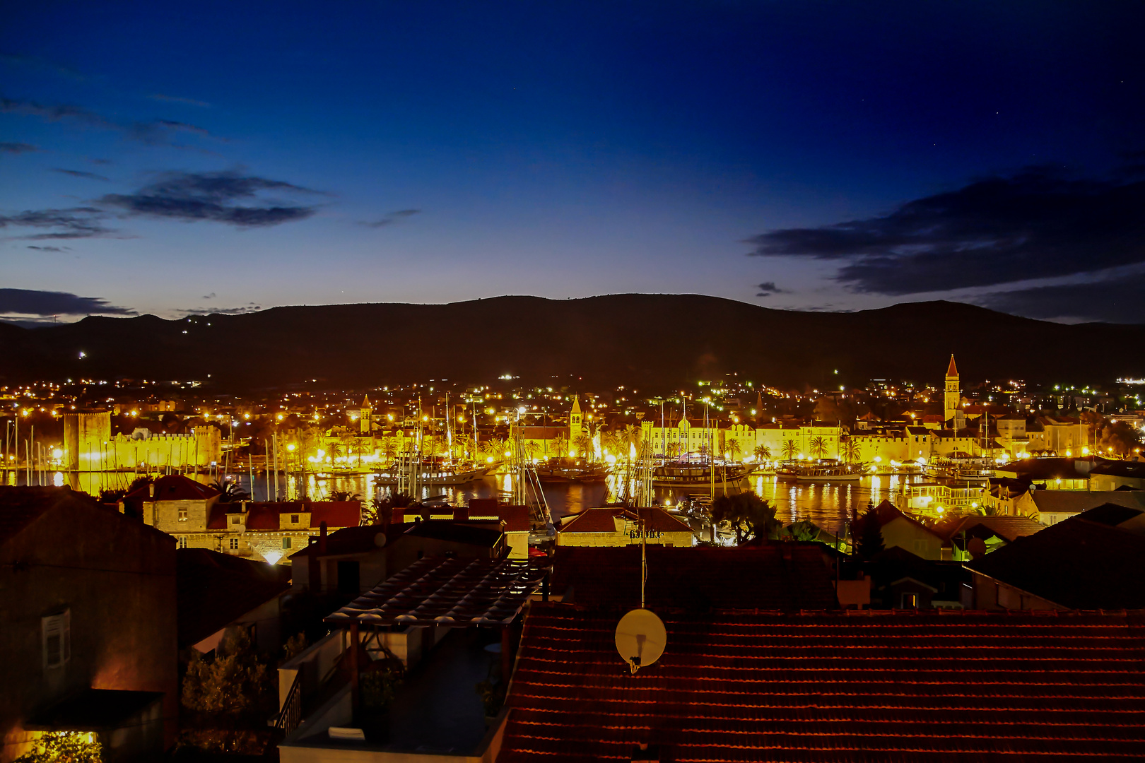 Trogir bei Nacht