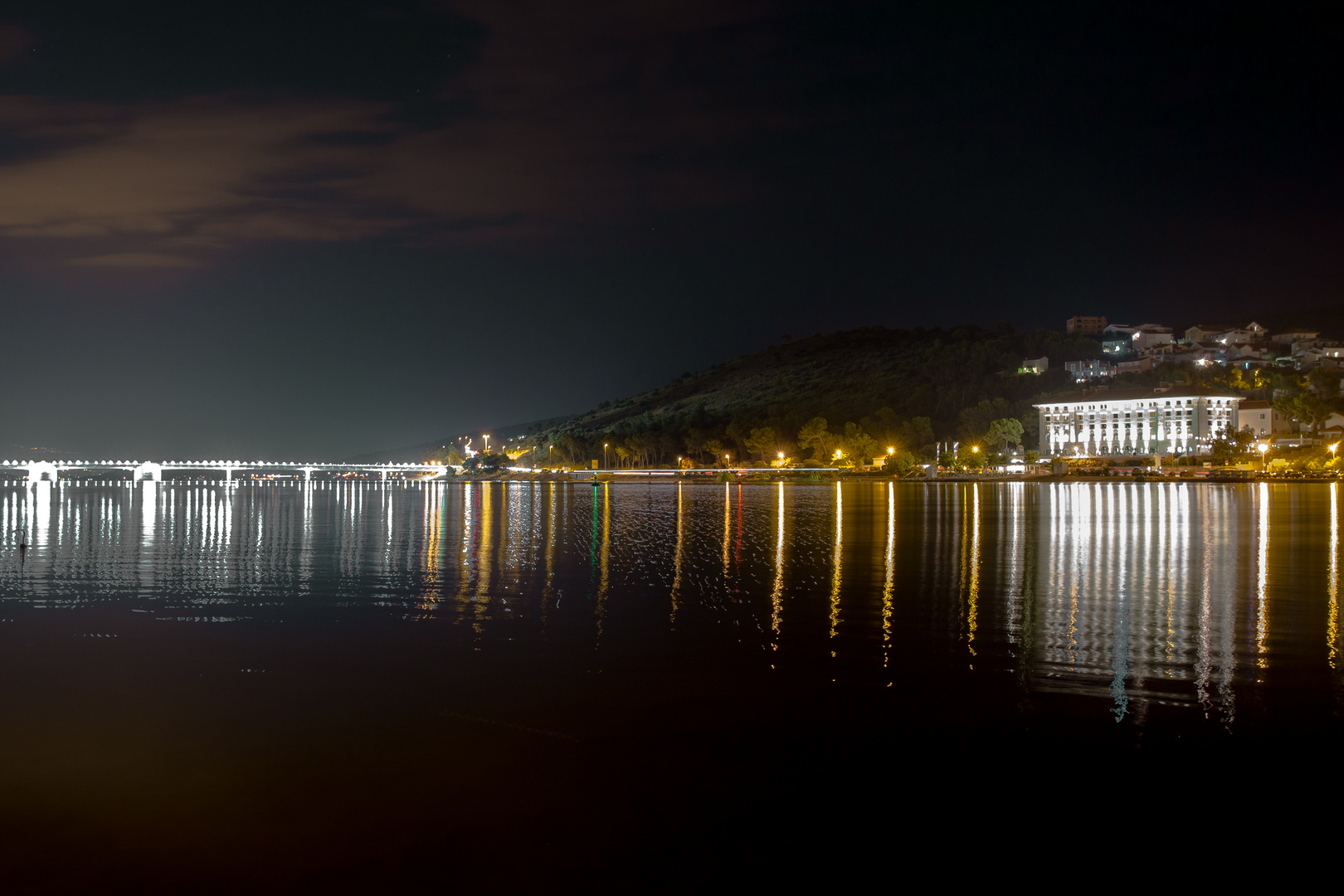 Trogir by night - Brücke und Hotel (Brown Beach Hotel)