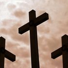 Trois croix sont dréssées.....