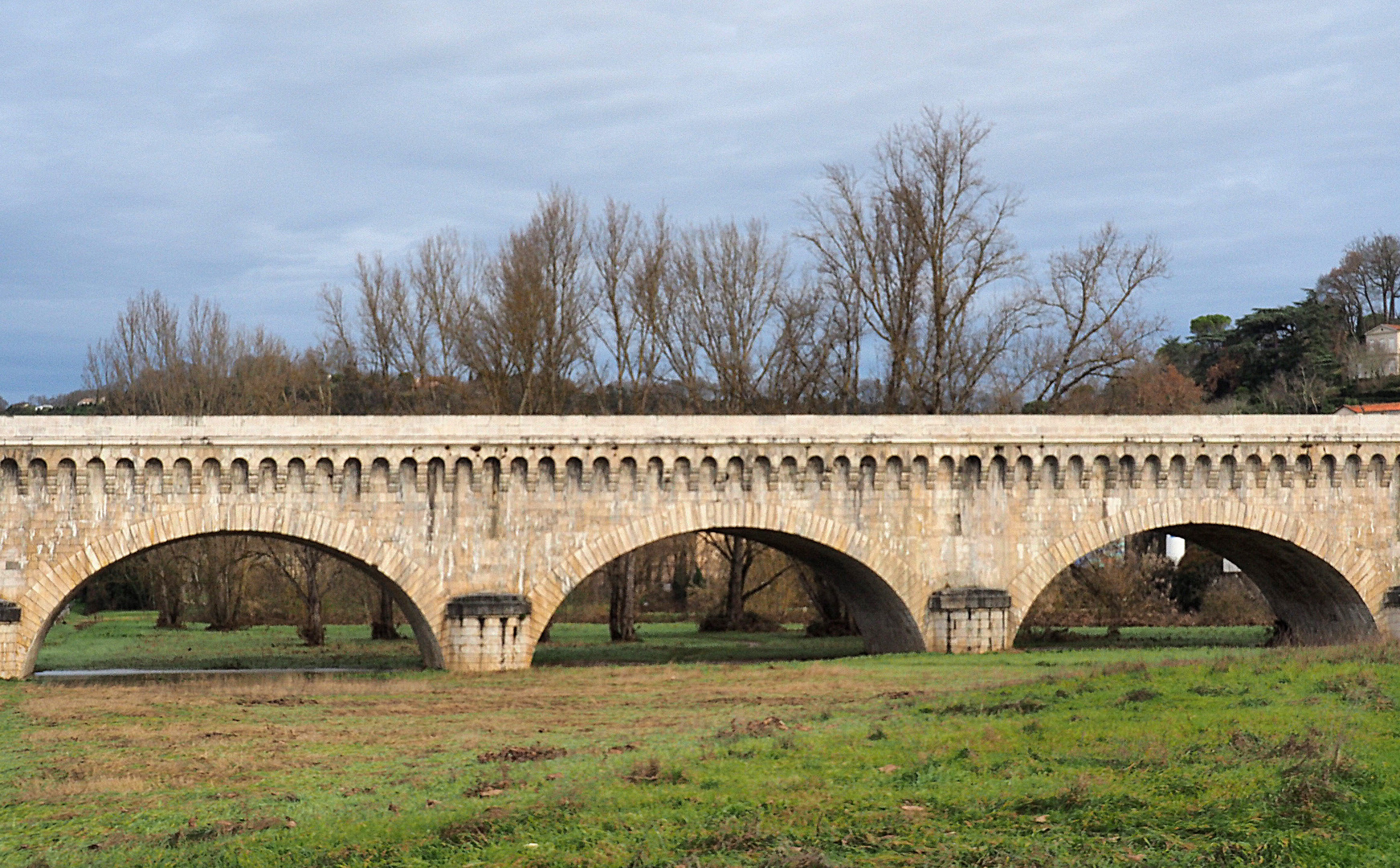 Trois des vingt-trois arches du Pont-Canal d’Agen