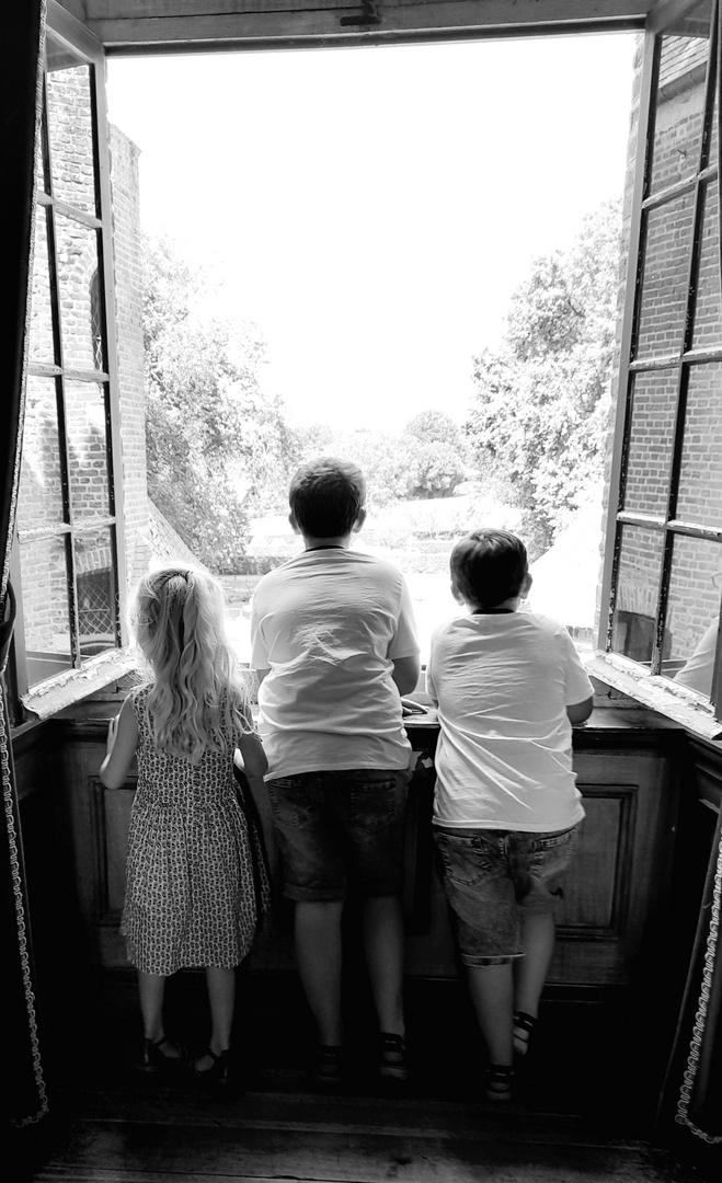 Trois enfants à la fenêtre..