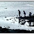 trois enfants au bord de l'eau...