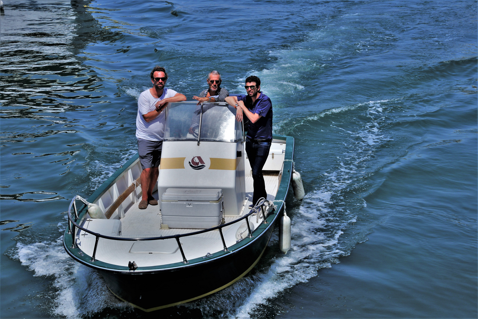 Trois hommes dans un bateau