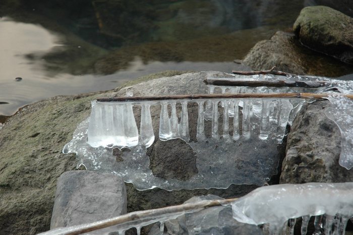 Trokener Stein mit Eis