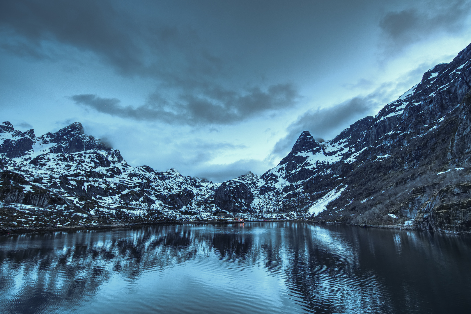 Trollfjord nachts um halb elf