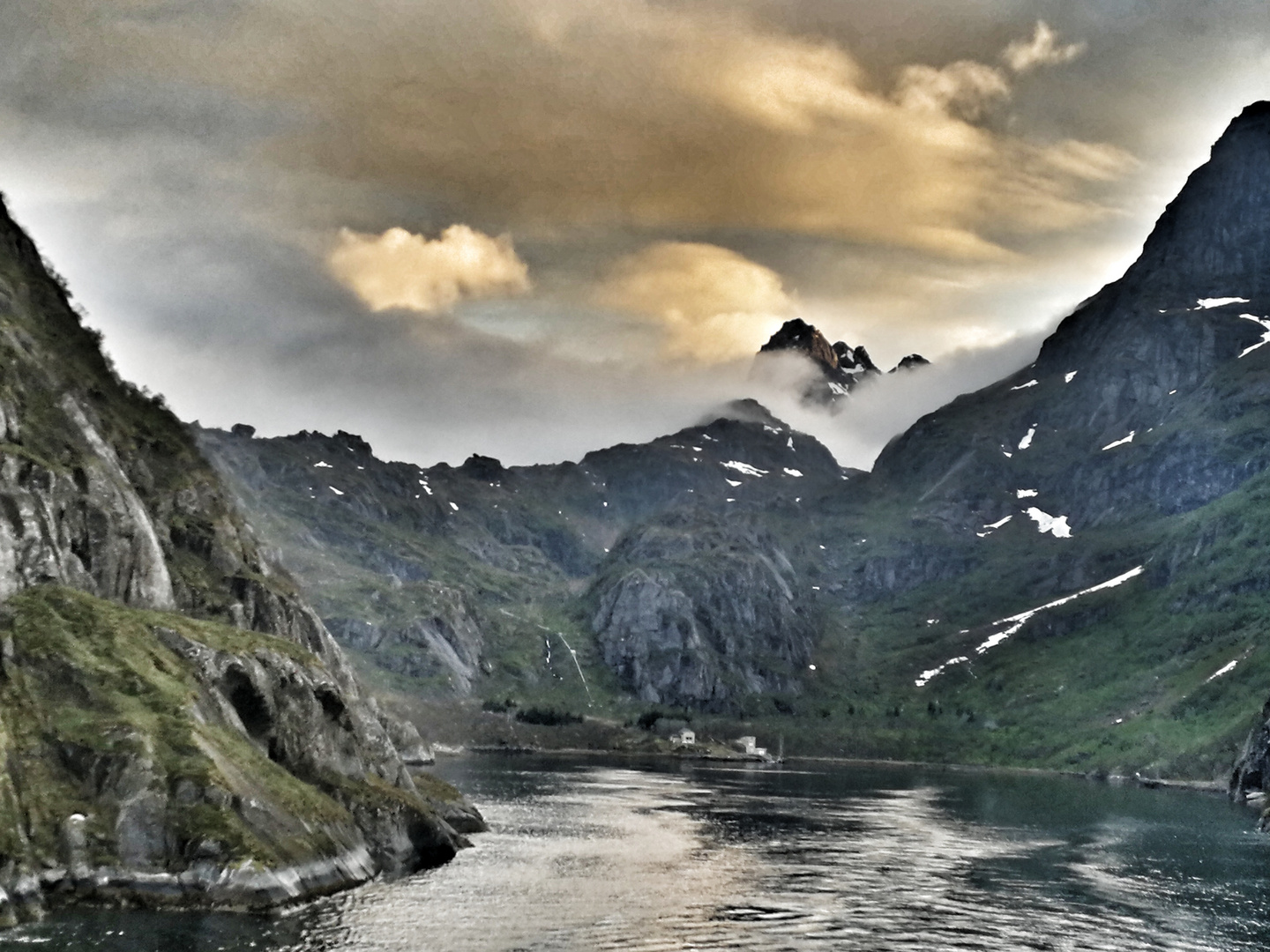 Trollfjord um Mitternacht 