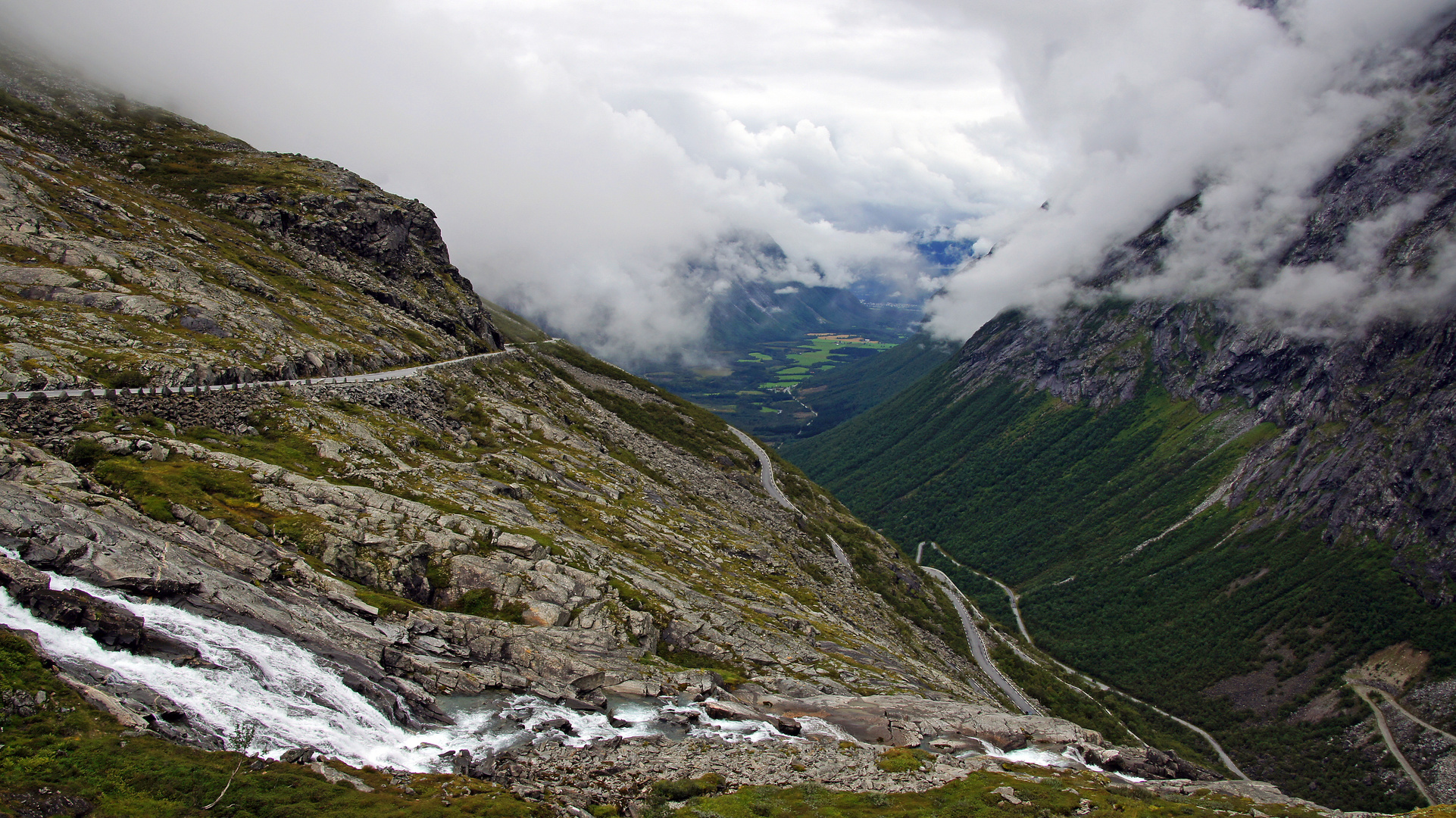 Trollstieg mit Wasserfall