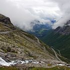 Trollstieg mit Wasserfall