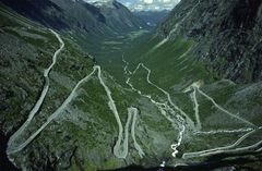 "Trollstigen", 600 Höhenmeter in 11 Kehren ....