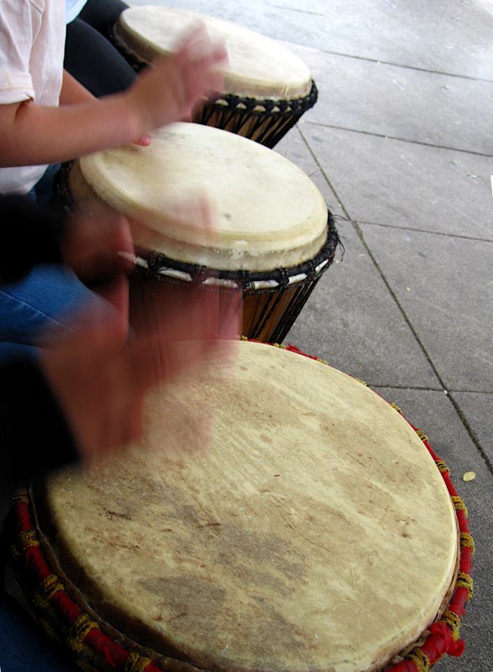 Trommelkurs auf dem afrikanischen festival