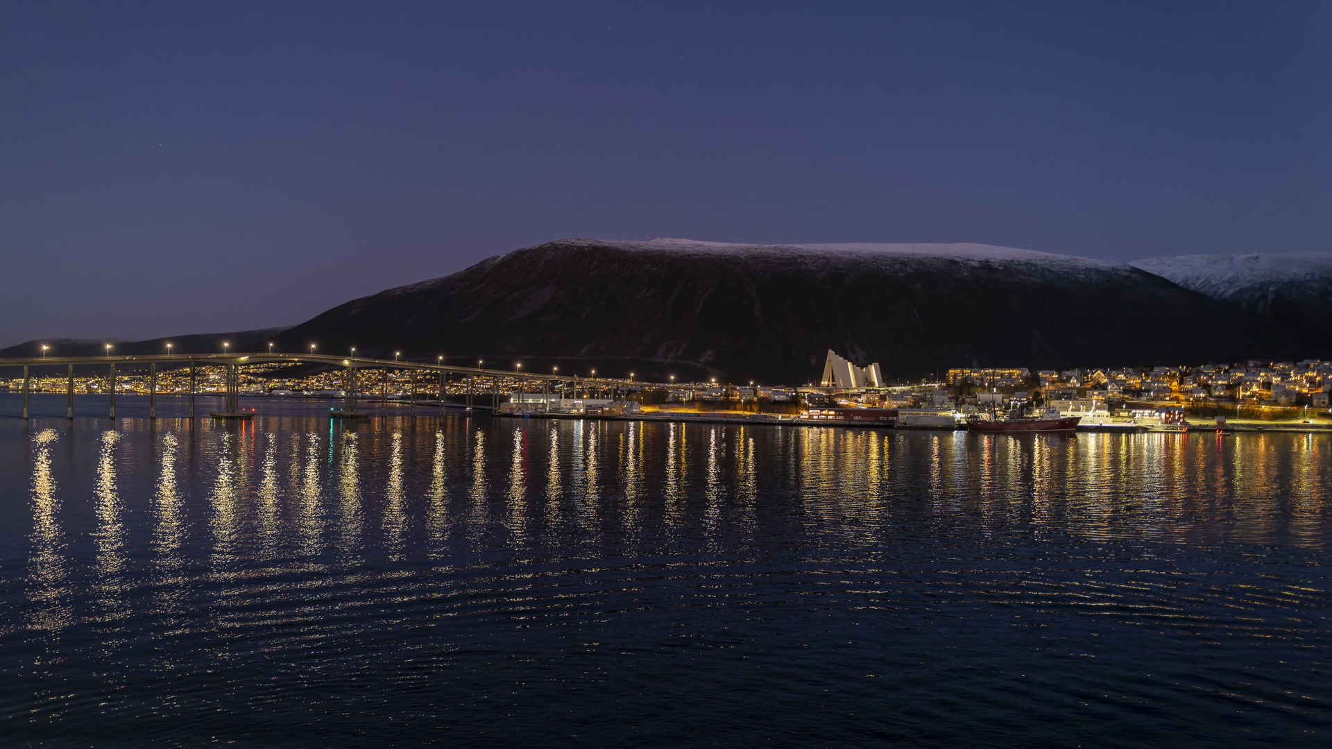 Tromsø am Abend mit Eismeerkathedrale.