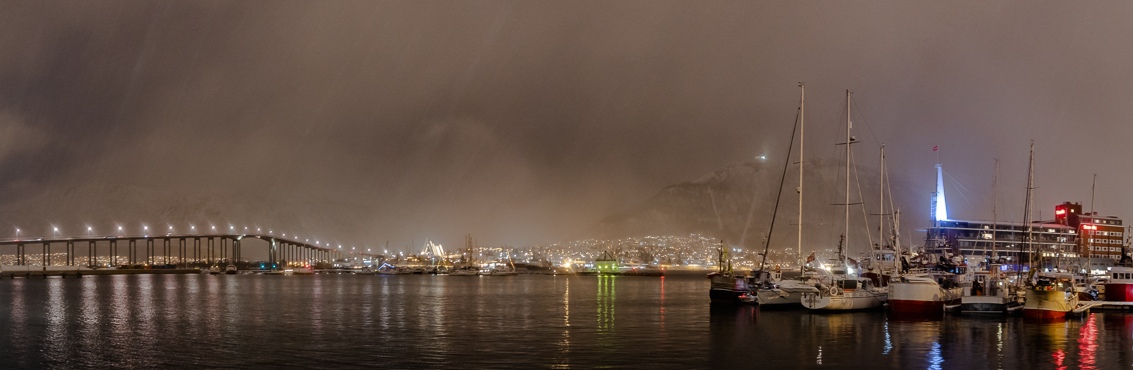 Tromsø Panorama mit Brücke und Hafen 