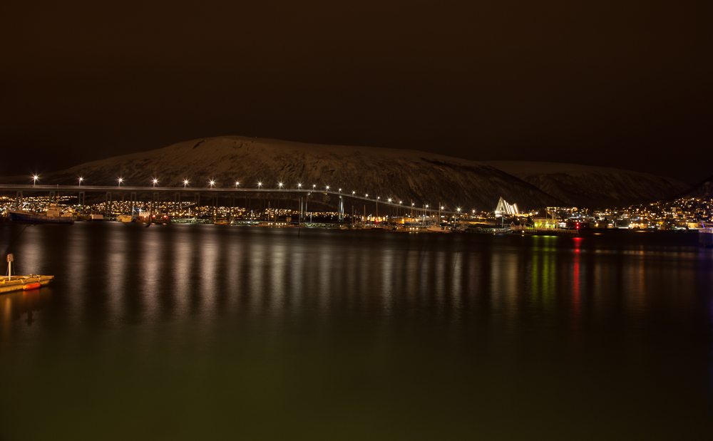 Tromsø und die Eismeerkathedrale bei Nacht