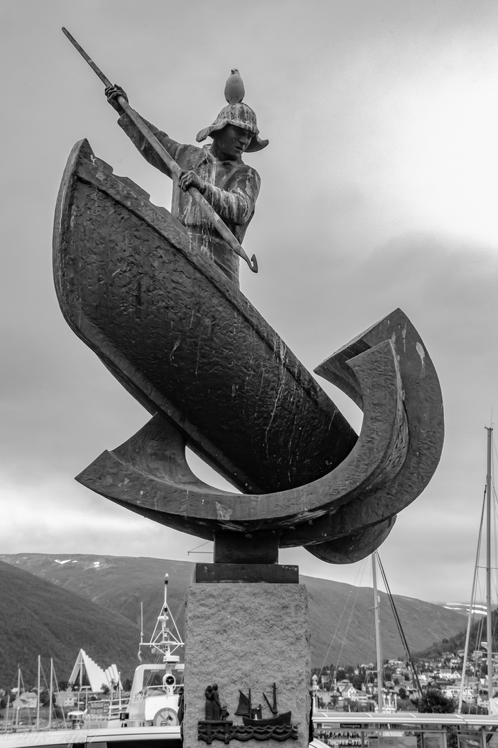 Tromso - 8 - Fischerstatue mit Möwe