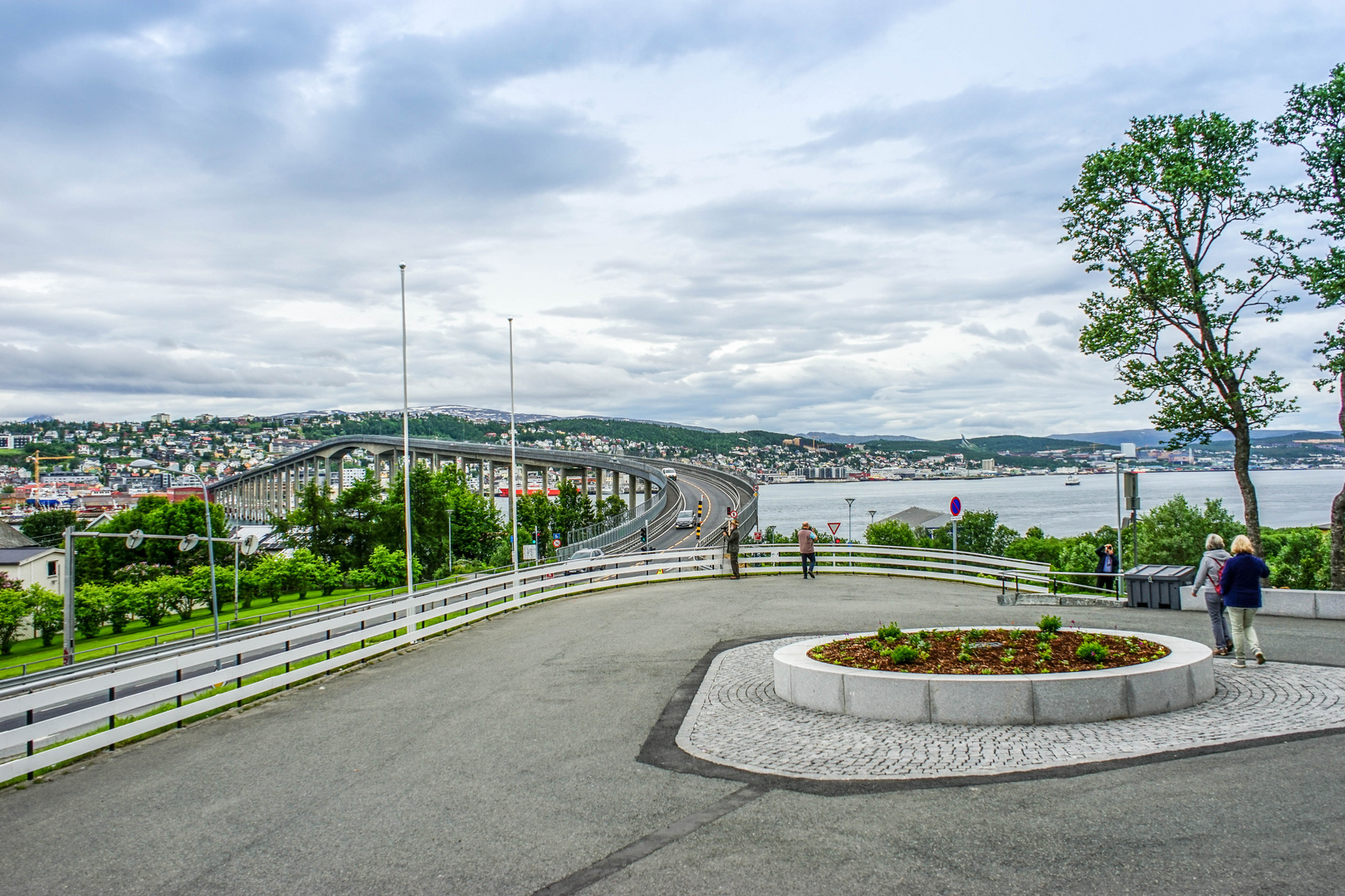 Tromso vor der Eismeerkathedrale