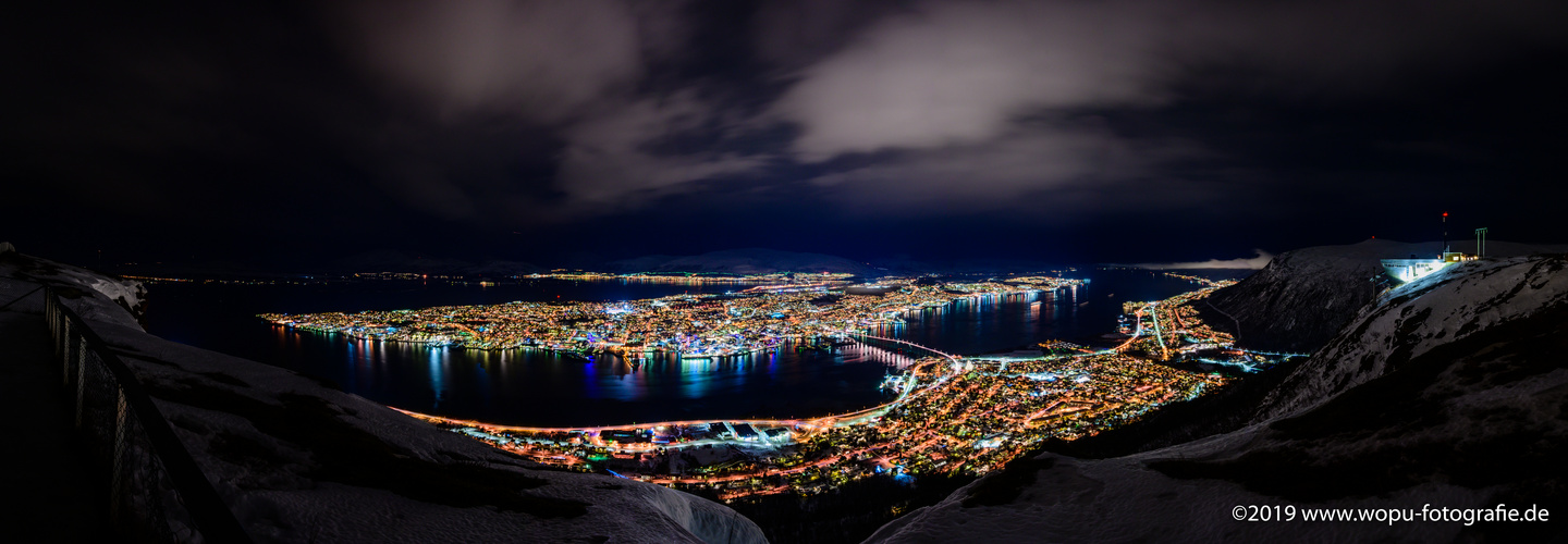 Tromsö Panorama bei Dunkelheit vom Fjellheisen