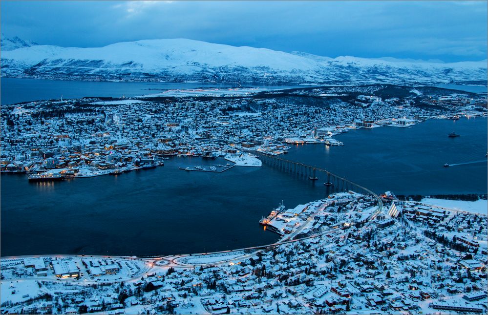 Tromsö von oben zur blauen Stunde