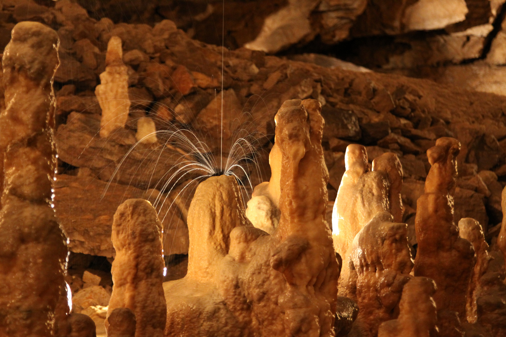 Tropfen in der Postonja Höhle