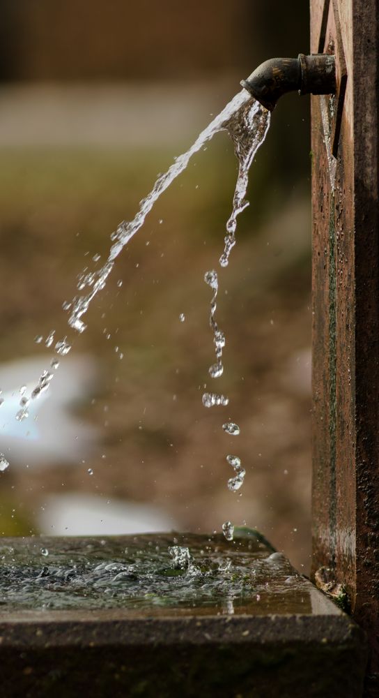 Tropfendes Trinkwasser