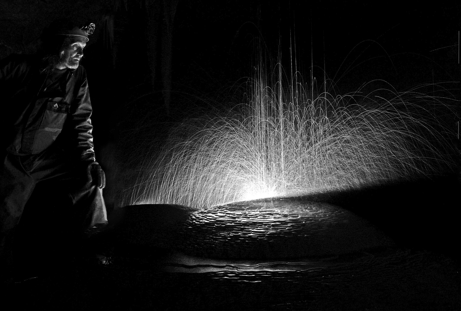 Tropfenfall über einem Stalagmiten