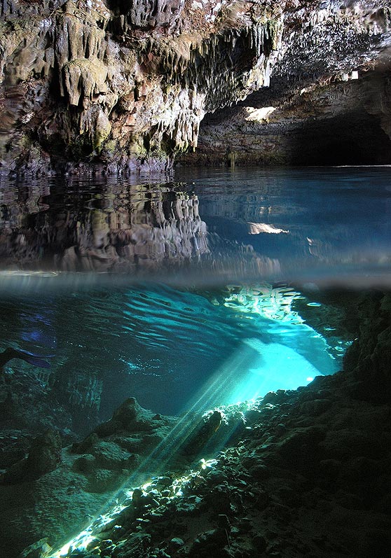 Tropfsteinhöhle an der Küste der Halbinsel Peljecak