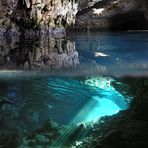 Tropfsteinhöhle an der Küste der Halbinsel Peljecak