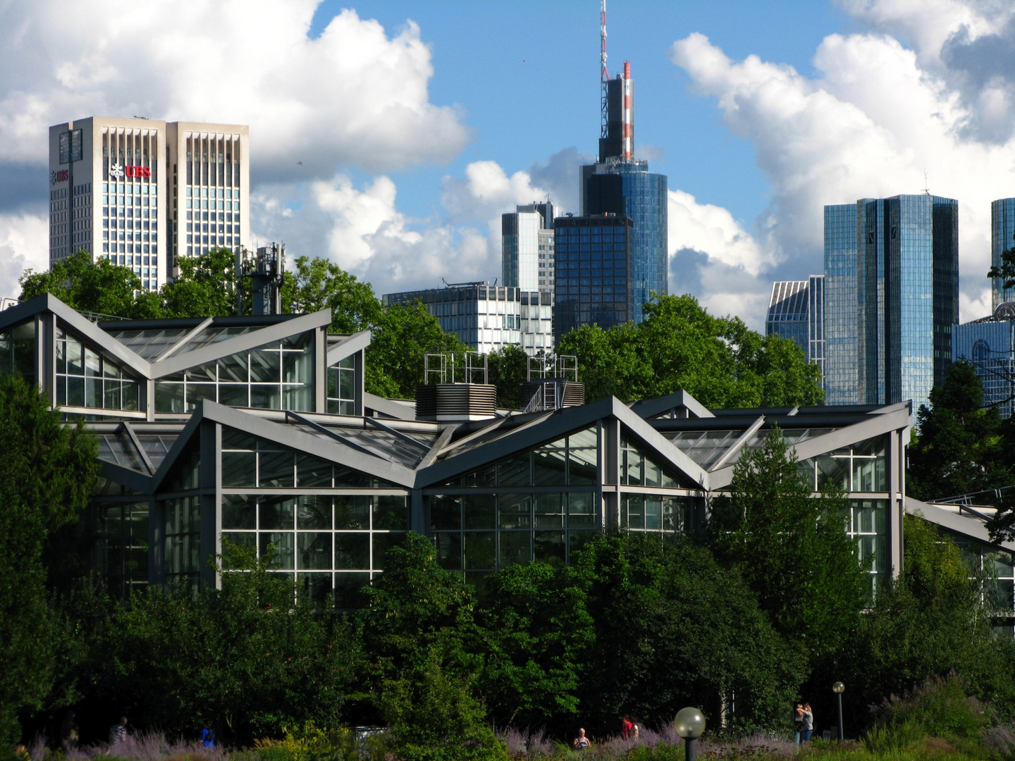 Tropicarium im Palmengarten und Skyline