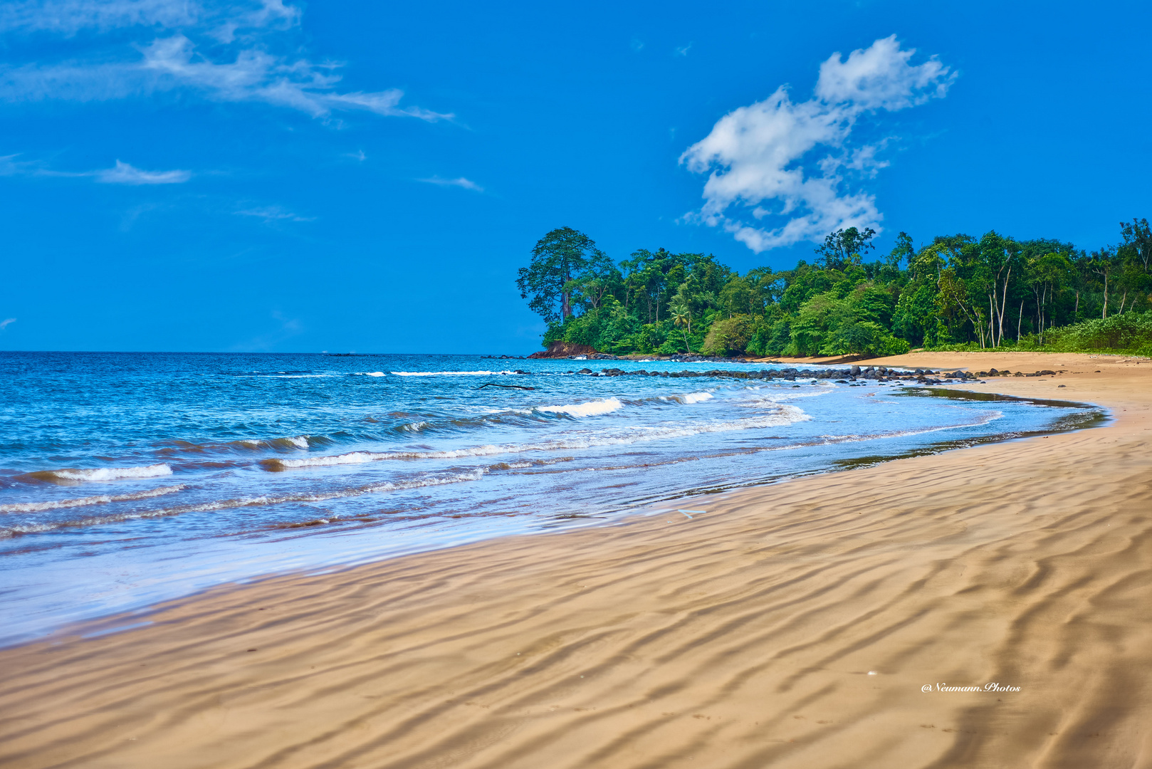 Tropischer Strand am Nachmittag