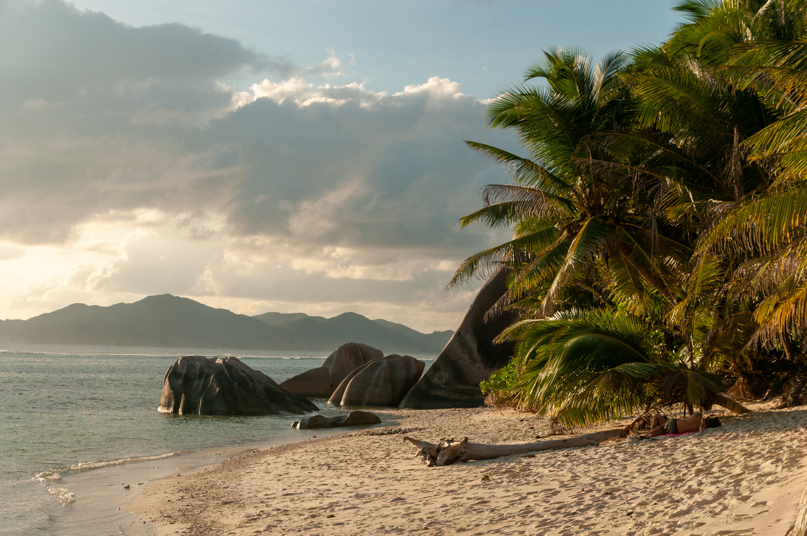 Tropischer Strand im Abendlicht auf La Digue