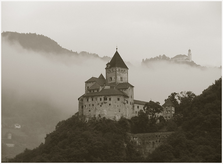 Trostburg im Nebel